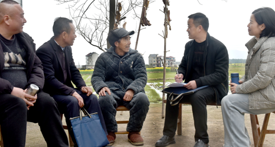 工作人员与村民们拉家常、讲政策 （朱定文 摄）