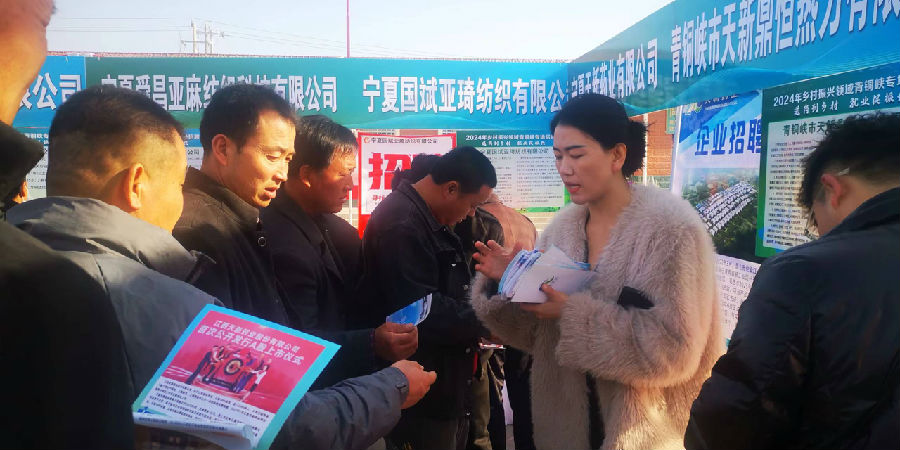 招聘者向企业咨询岗位要求（王永明 摄）