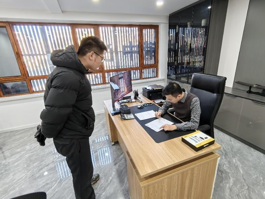 客户经理收集反洗钱资料（李玉敏 摄）