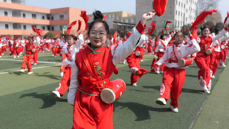 陕州区实验小学腰鼓社团的同学们身着盛装，在大课间开心地习练腰鼓。（霍东东 摄）