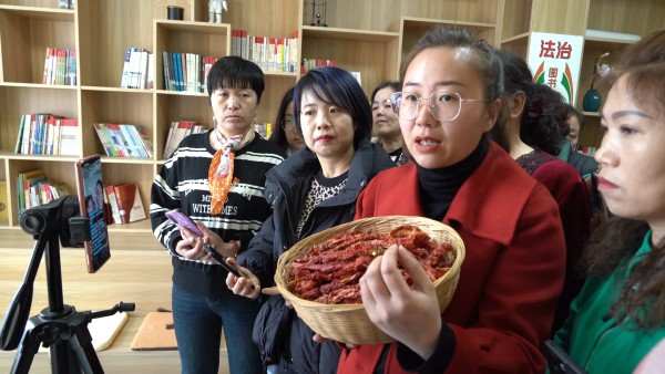 “网络达人”孙荣莲进行现场直播教学（马金明 摄）