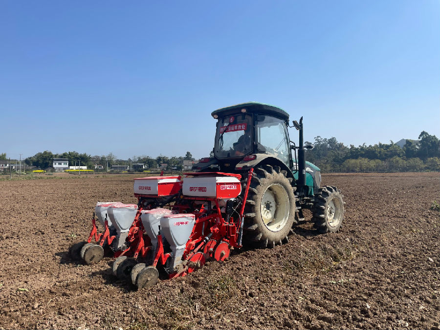 农机春耕（罗宇豪 摄）