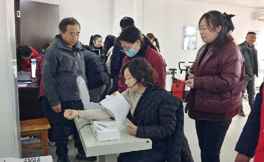 市民们排队量测量血压（涂红芳 摄）