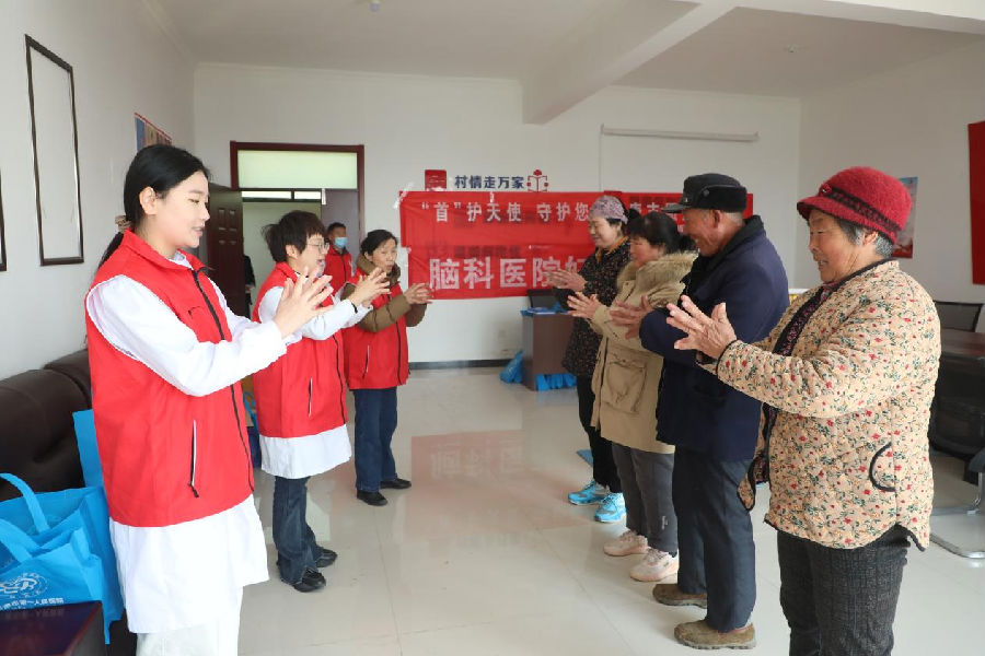 青年医生志愿者为老人培训（王诗悦 摄）