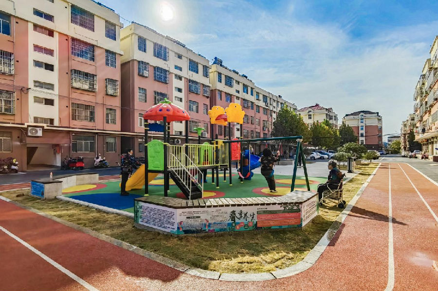 小区休闲广场 （李毅 摄）