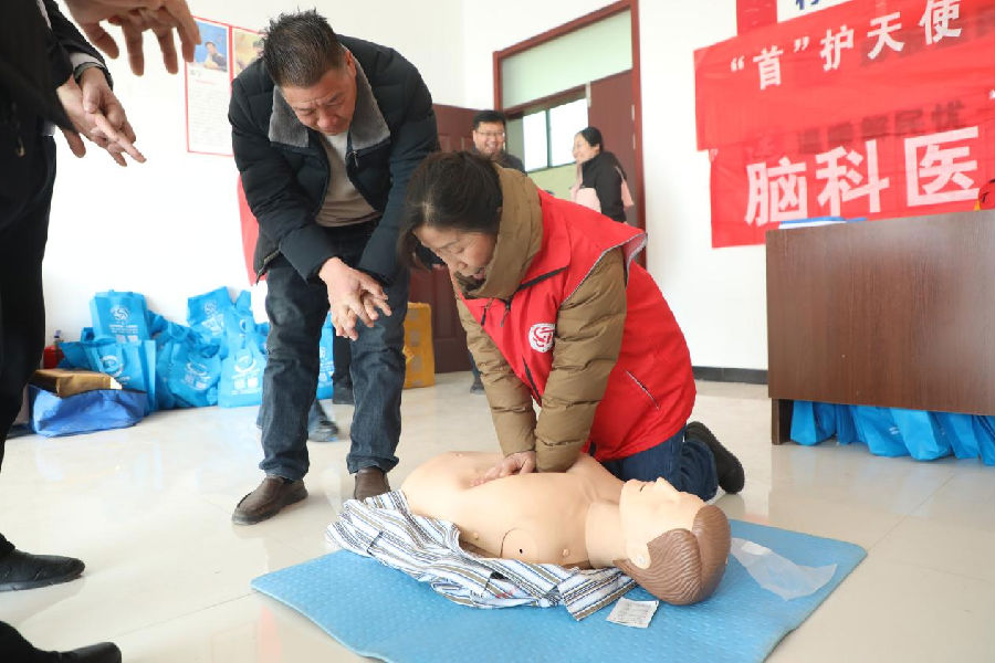 培训急救知识（王诗悦 摄）