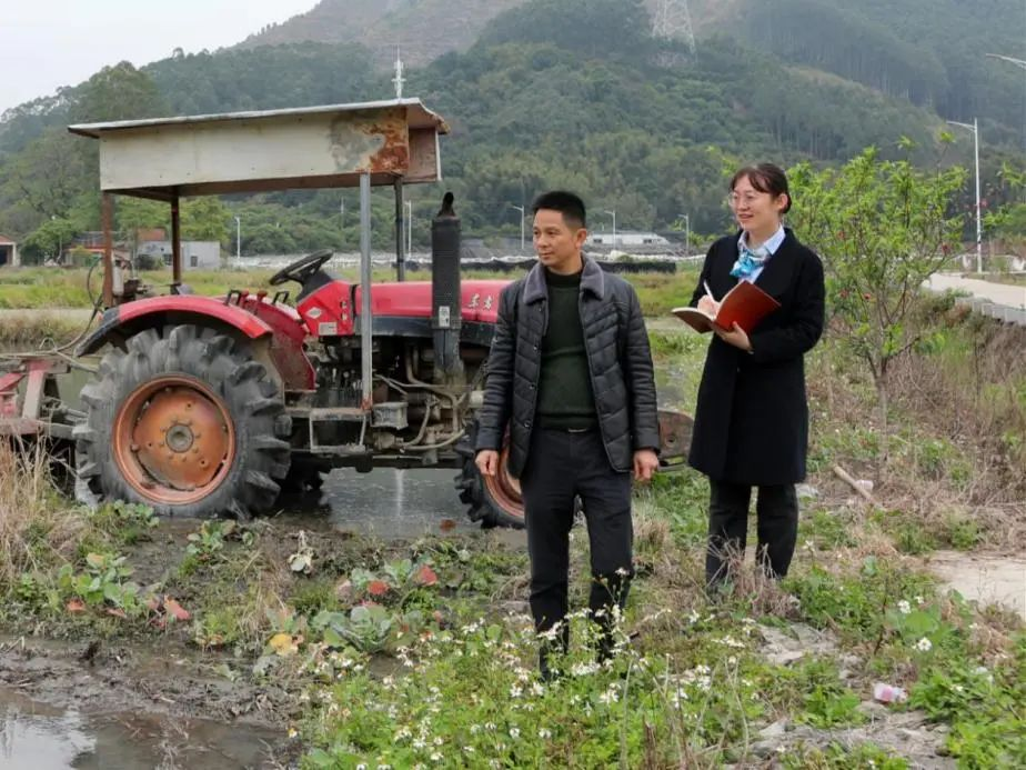 农行广州分行客户经理到广州市三兴农业发展有限公司水稻种植基地调研，了解企业经营情况及春耕计划 （彭李彬 摄）