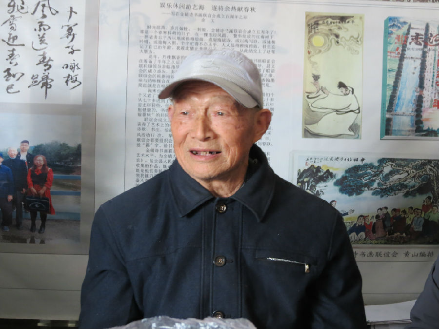 图为金家铺镇诗书画联谊会会长黄山（童曙明 摄）