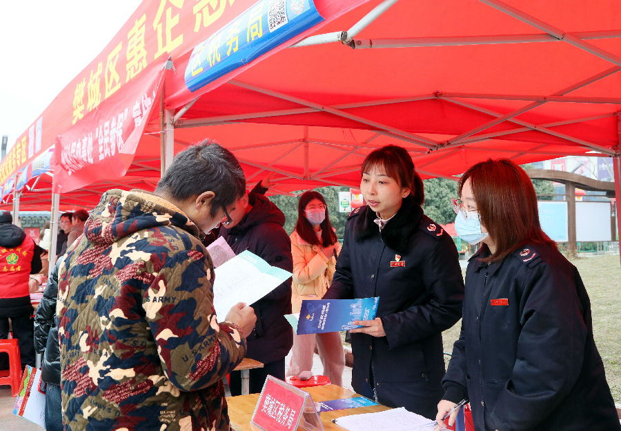 图为樊城区税务局税管干部在招聘会现场开展税费优惠政策宣传 （李祖嶷 摄）