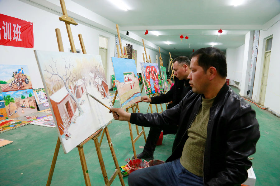 图为农民画家正在作画（吐尔松·托胡提 摄）