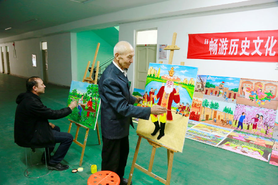 图为农民画家正在作画（吐尔松·托胡提 摄）