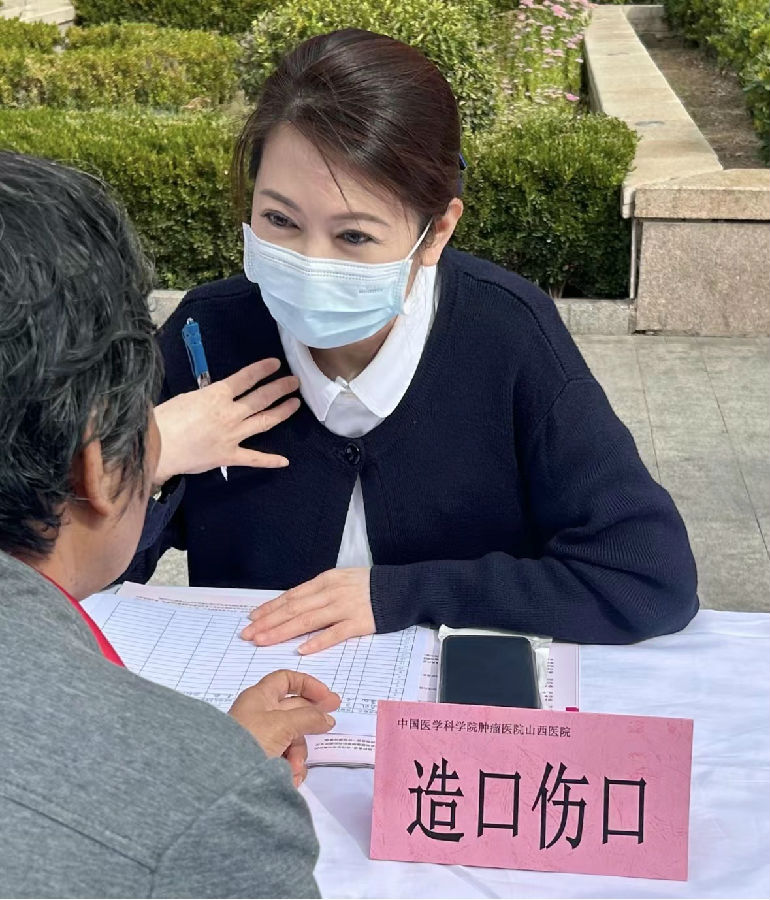 杨振亚护士长耐心解答病患及家属的疑问（刘洁 摄）