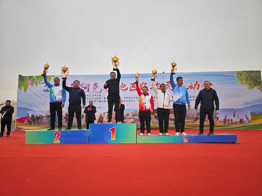 图为获奖团体上台领奖（黄豆豆 摄）