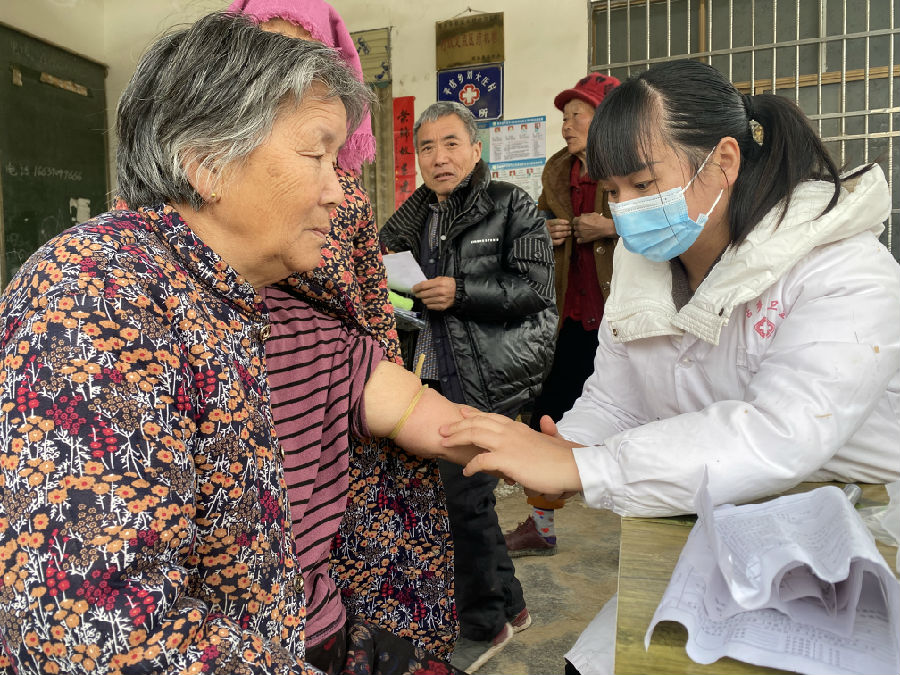 平店乡卫生院医生在刘大庄村卫生室给群众进行抽血化验 （赵永昌 摄）