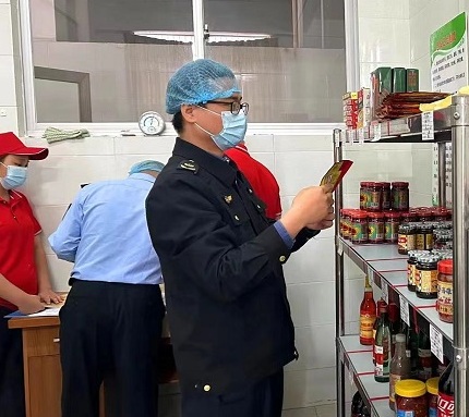 检查组对学校食堂进行检查（黄春坚 摄）
