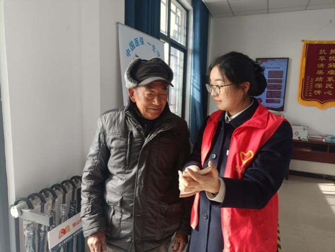 图为银行工作人员在独山村村部开展金融消保知识宣传 （陈贤 摄）