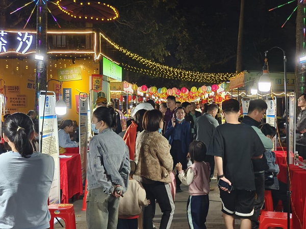 招聘会现场（颜海彪 摄）