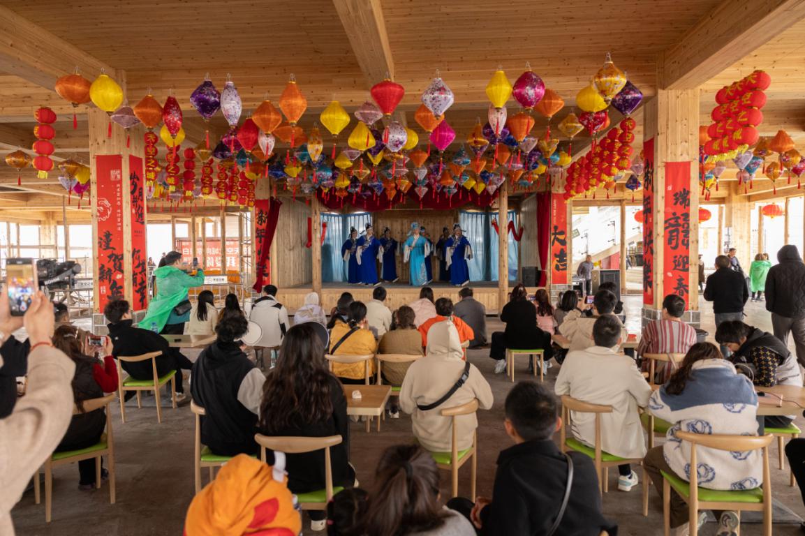 图为马来西亚友人观看国家级非物质文化遗产“阳新采茶戏”（刘佳 摄）