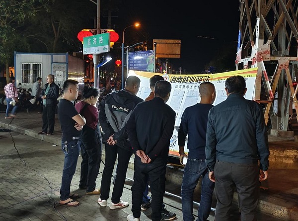 求职者认真阅览岗位信息（颜海彪 摄）