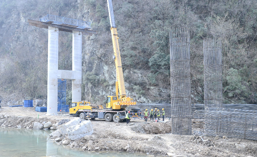 图为河道桥梁架设施工现场（郭桂花 摄）