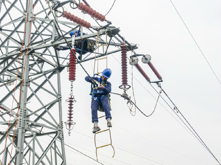 国网惠安县供电公司组织施工人员对110千伏上杏线2号塔等6基线路杆塔安装避雷器（黄泽缘 摄）