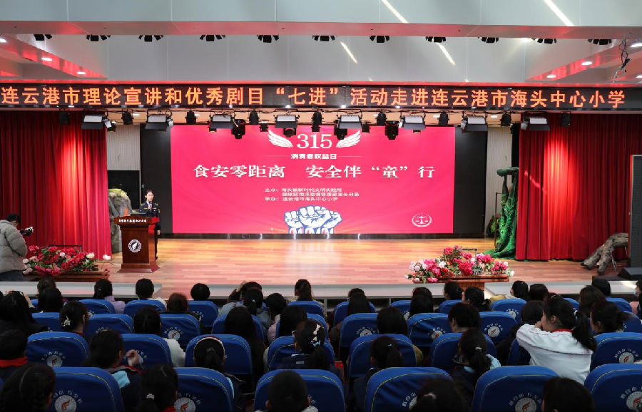 图为市场监督管理局工作人员讲解食安知识 （吴苏红 摄）