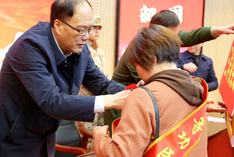 军地领导为立功现役军人亲属披红授奖 （夏兴俭 摄）