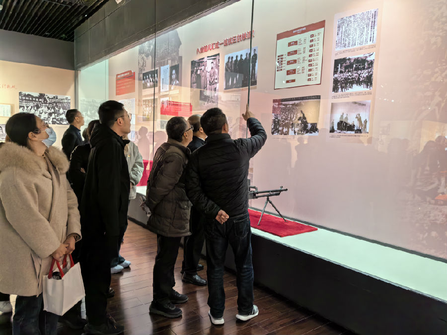 主题党日活动（冯俊 摄）
