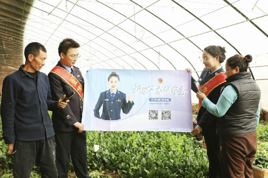 温宿县公安局民警深入基层开展“新疆公安微警务”宣传推广活动，打通便民服务“最后一公里”。（沈丹 摄）
