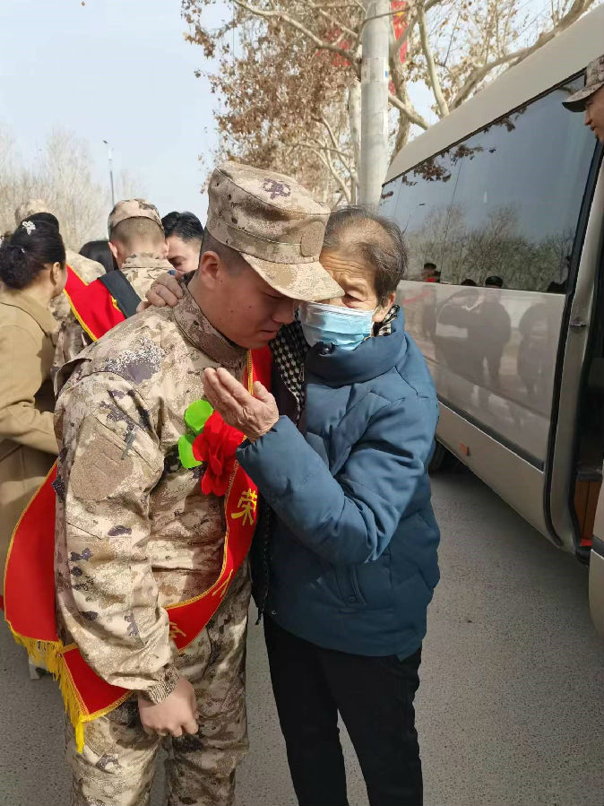 图为亲属正在与新兵进行告别，并叮嘱新兵时刻牢记军人职责 （蔡文 摄）