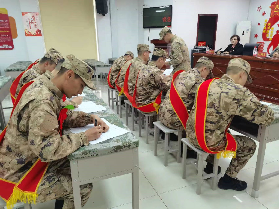 图为新兵们在承诺书上签字 （蔡文 摄）