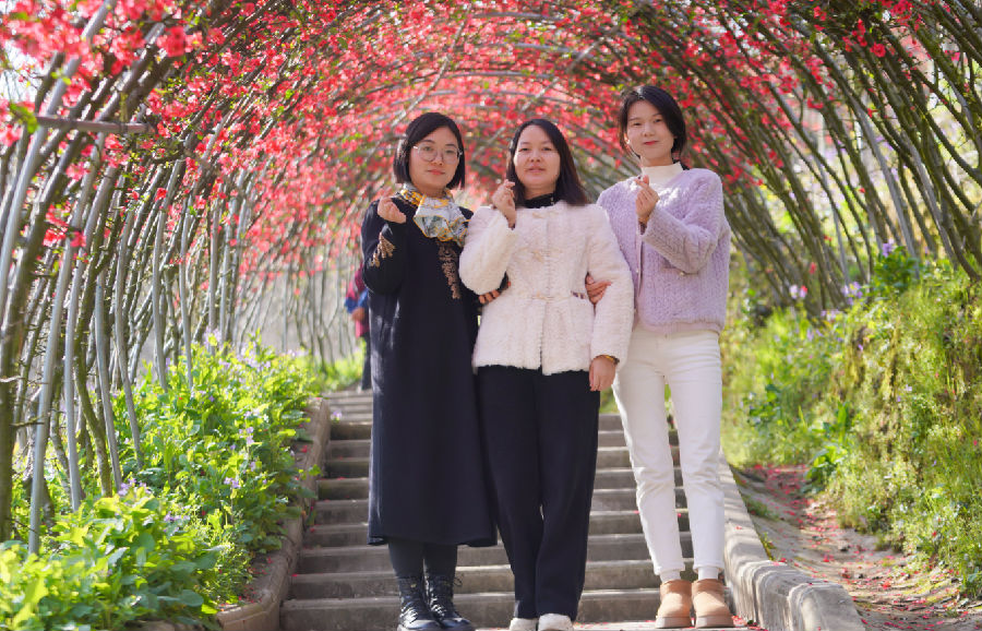 图为游客前来打卡花海风景 （童曙明 摄）