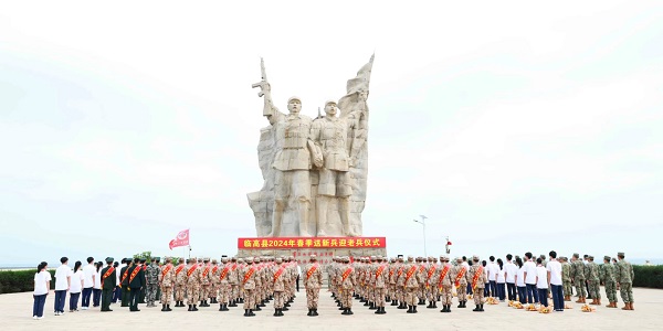 送新兵迎老兵活动现场 （许国慧 摄）