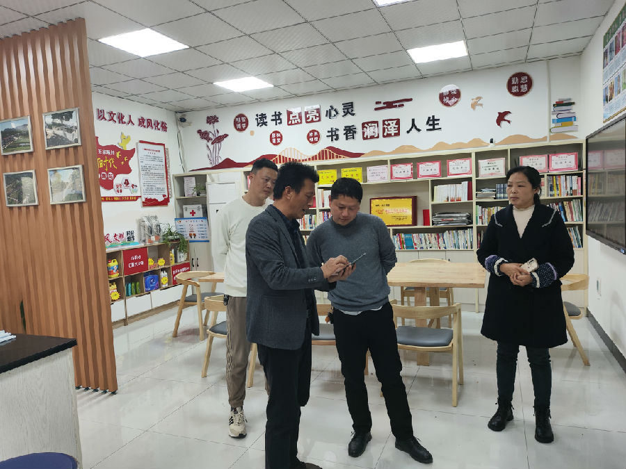 图为建设业务指导工作专班人员在指导的情景（邓旺生 摄）