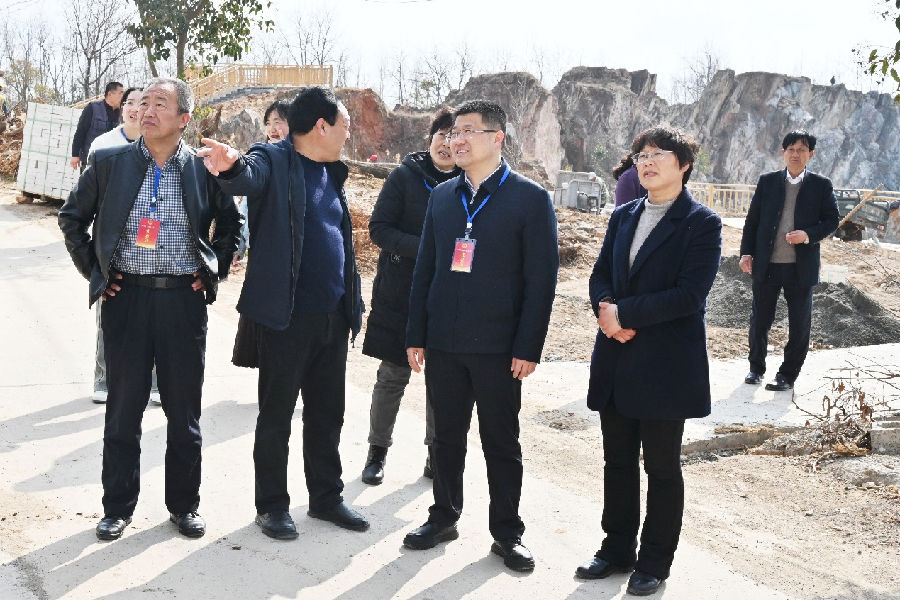 人大代表观摩工程现场(赵鹏 摄) 人大代表观摩工程现场(赵鹏 摄)