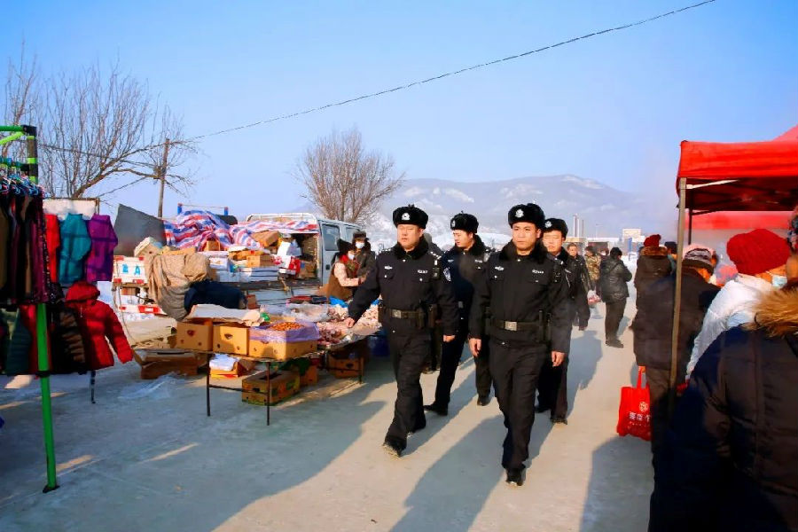 民警加强巡查保障农资质量（刘帅辰 摄）