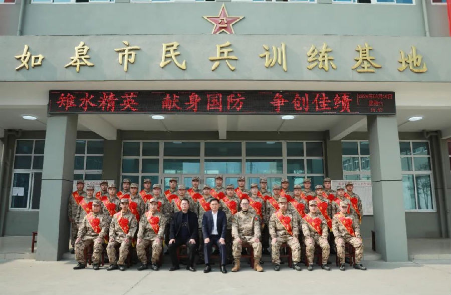 与会领导与全体新兵们合影留念（阚海静 摄）