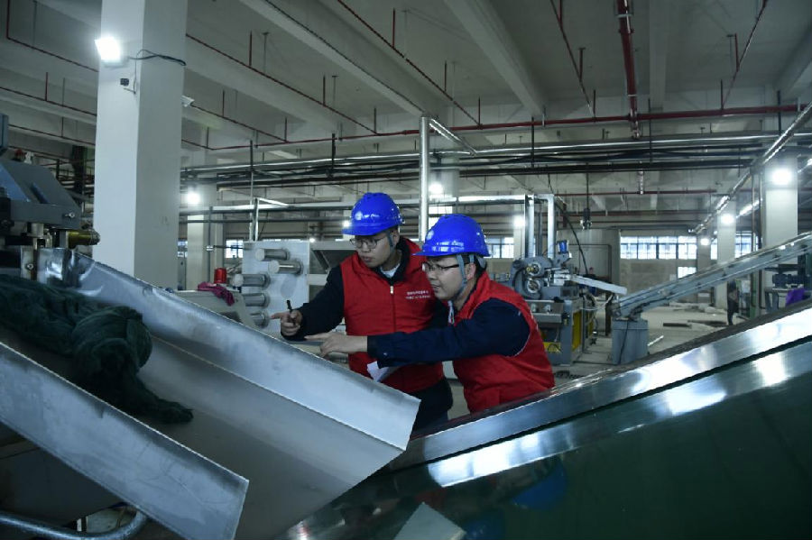 国网松溪县供电公司营销部工作人员杨甫林和陈添伟正在根据企业新增生产线制定个性化方案 （吴惠兰 摄）