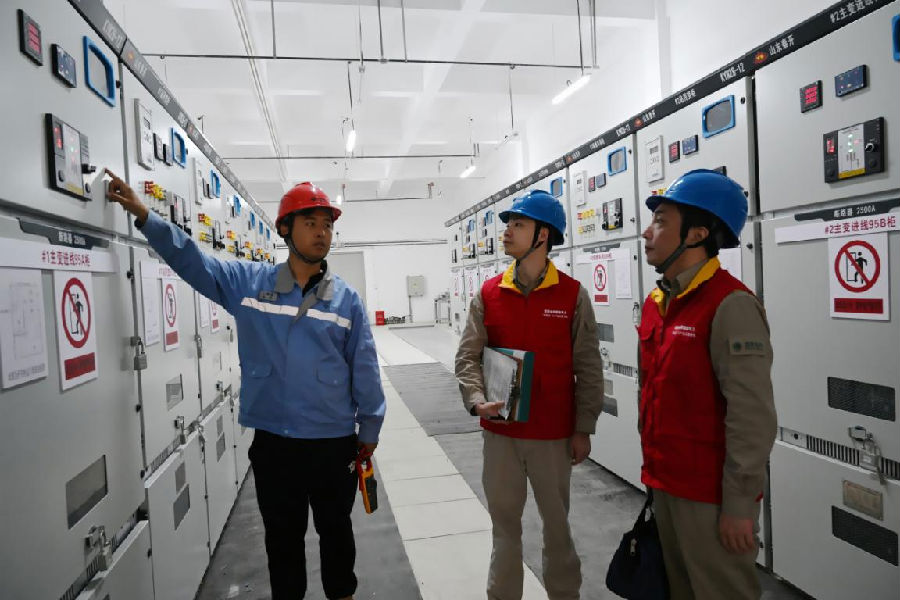 国网邵武市供电公司员工帮助客户检查用电设备安全 （朱丽 摄）