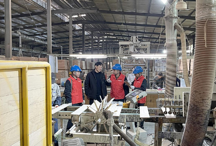 国网建瓯市供电公司组织员工走进竺骏竹业有限公司零距离与企业客户进行交流，了解企业用电需求 (张显凤 摄）