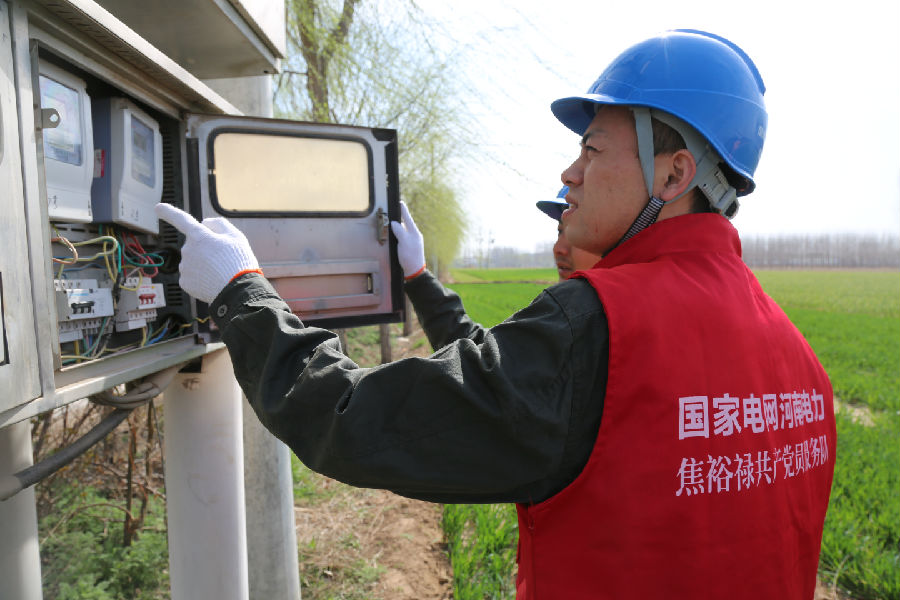 国网祥符供电公司焦裕禄共产党员服务队队员到西姜寨乡贾岗村排查用电隐患（孟兰英 摄）