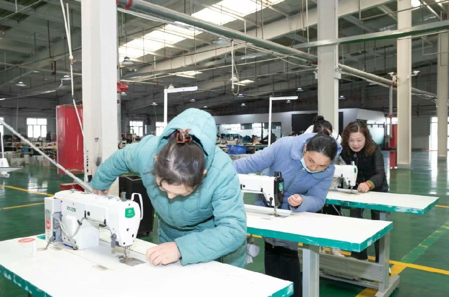 图为工人们调试设备的画面（地拉吾尔 摄）