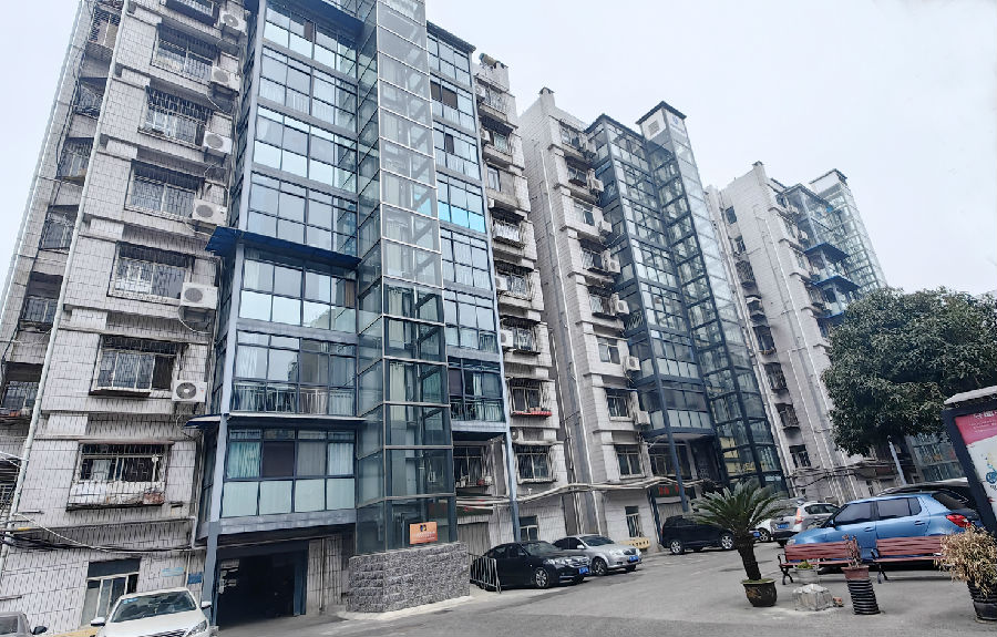 图为老旧小区加装的电梯（王晓丽 摄）