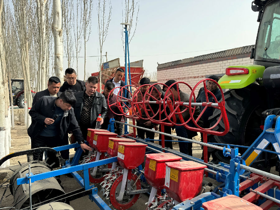 图为现场操作讲解（李春阳 摄）