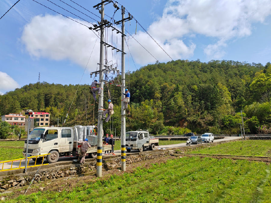 国网上杭县供电公司组织人员对黄塘#1配电变压器进行更换。（邹永才 摄）
