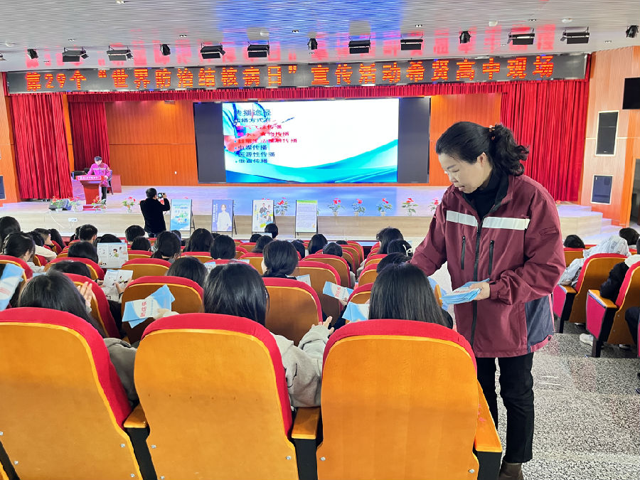 图为希贤高中防治结核病专题课 （宋益军 摄）