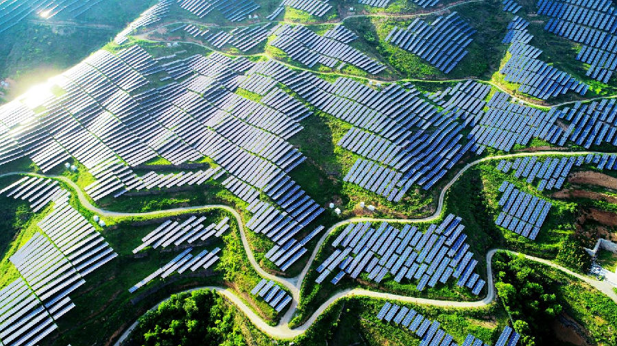 图为郧西县上津镇石庙村光伏发电项目 （徐军 摄）