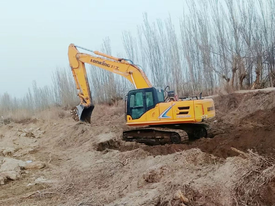 图为土地平整现场（刘银川 摄）