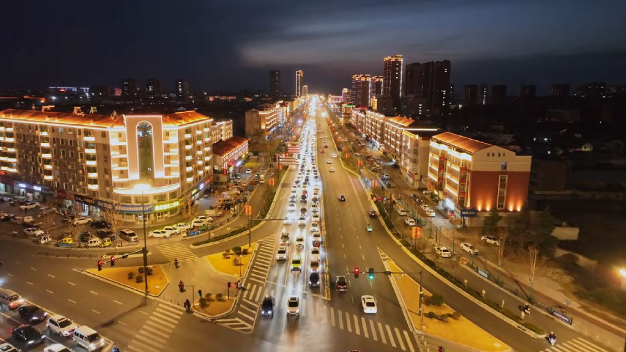 图为赣榆区金海路夜景（李毅 摄）