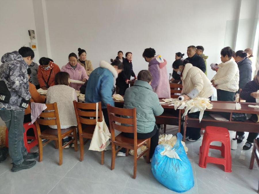 手工艺品加工现场 （张仁 摄）